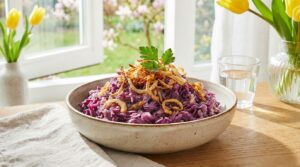 Krokante ui bovenop rodekoolstamppot maakt dit stevige gerecht verrassend licht in smaak